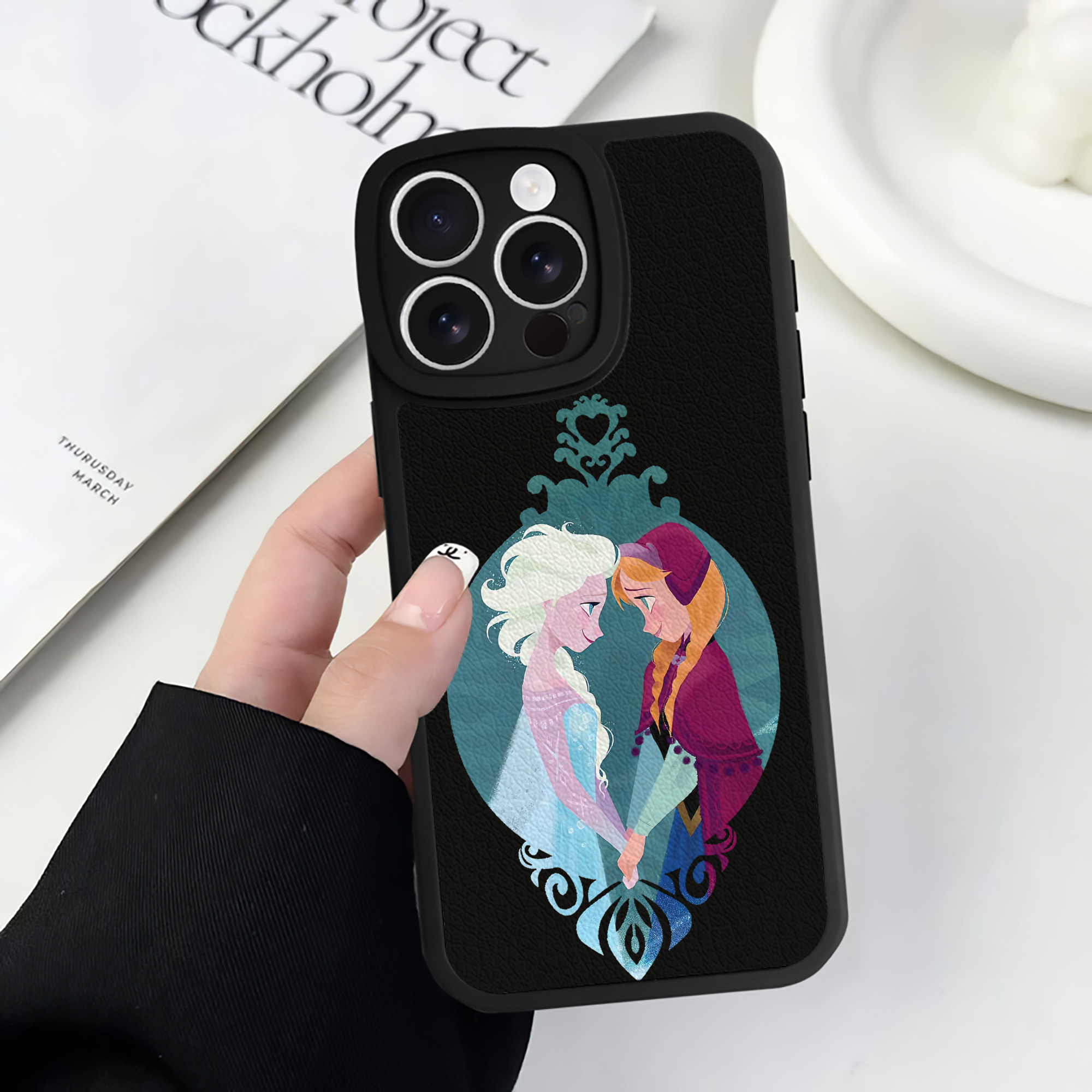 （画像用） アナと雪の女王 アンナ エルサ Frozen Anna Elsa 【iPhone 16シリーズ対応】シリコンスマホケース（レザー調） 材質：シリコン